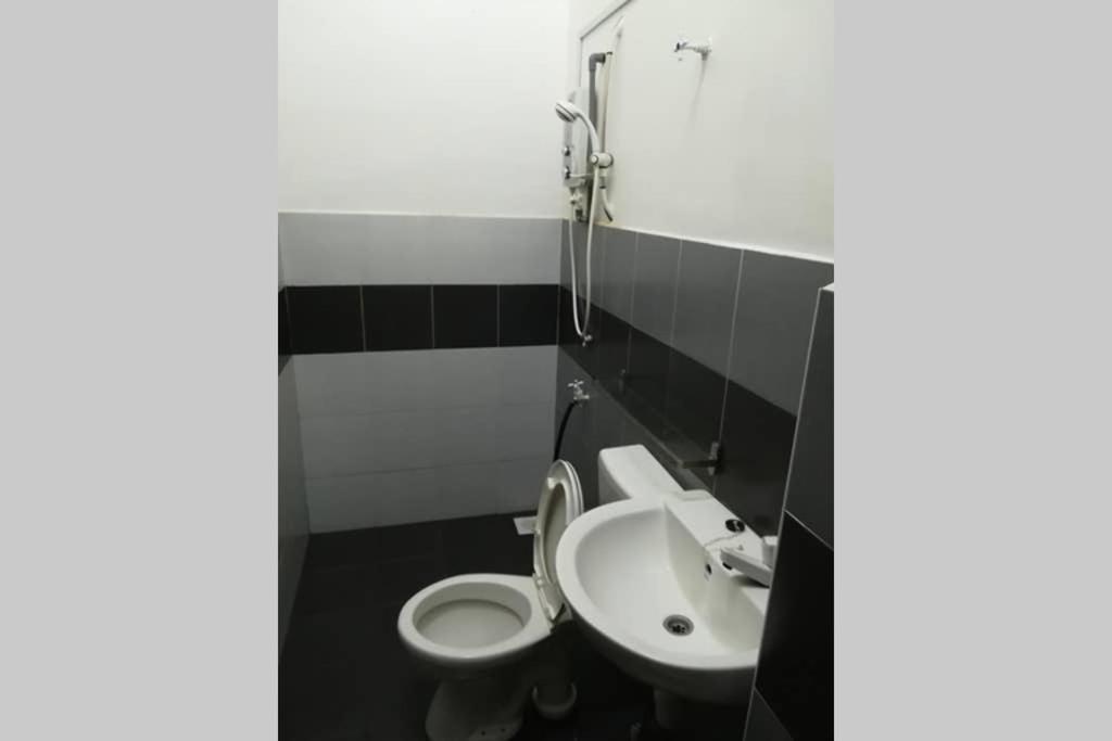 D Wangi Homestay Pasir Gudang At Ecotropic Luaran gambar