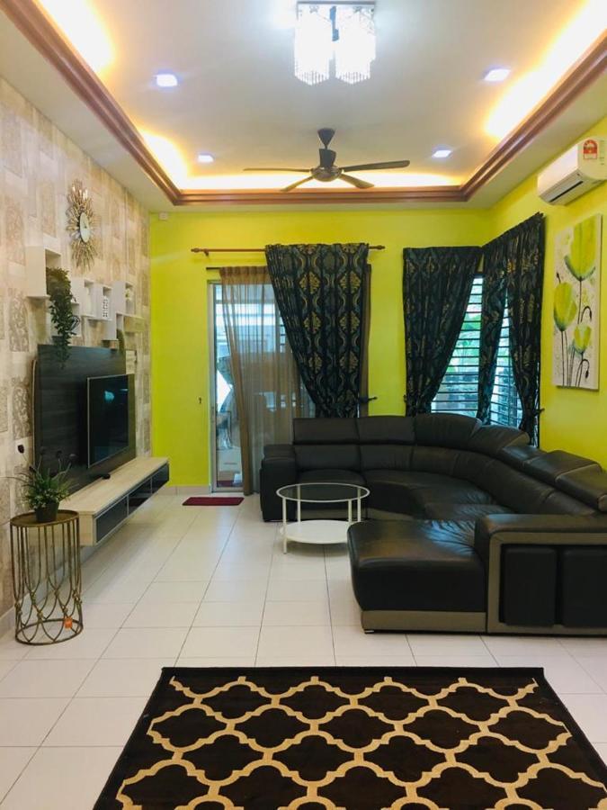 D Wangi Homestay Pasir Gudang At Ecotropic Luaran gambar